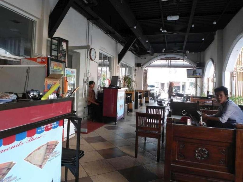Vindhika Hotel Pengayoman Макасар Екстериор снимка